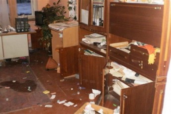 На Волині хулігани напали на сім'ю та розтрощили будинок
