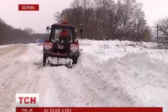 На Волині снігові перемети сягають людського зросту. ВІДЕО