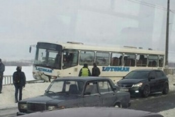 Пасажирський автобус протаранив огорожу і «завис» над Дніпром