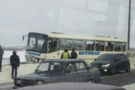 Пасажирський автобус протаранив огорожу і «завис» над Дніпром