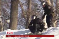 Від холоду «Беркут» рятується, спускаючись на щитах з гірки