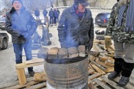 Луцьких активістів, які пікетують військову частину, стали навідувати провокатори?