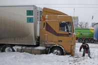 Даішники доставляють їжу водіям, чиї вантажівки застрягли на трасі