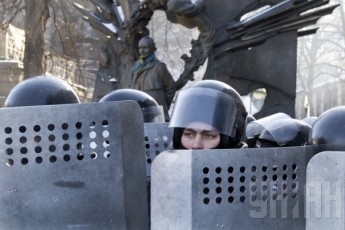 Якщо дадуть зброю, я стрілятиму в «Беркут», - мати солдата ВВ