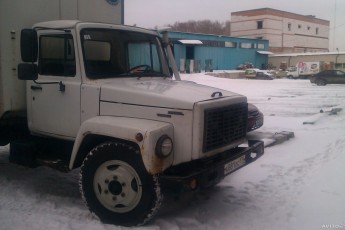 Хлопчик ковзався на вантажівці й зламав собі ноги