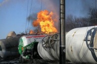 Вибухає і палає потяг: людей евакуюють, а пожежу гасять інші поїзди. ФОТО