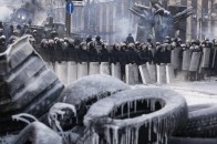 «Беркут» на Грушевського краде в протестувальників шини.ФОТО