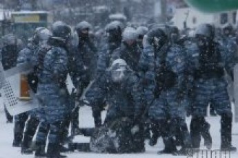 Чому кількасот майданівців присідали перед силовиками?