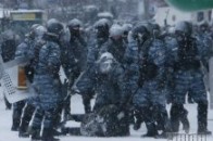 Чому кількасот майданівців присідали перед силовиками?