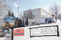 У Луцьку протестувальники вже понад два тижні блокують ВВшників