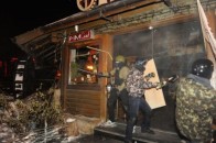 Невідомі розбили вікна елітних ресторанів та вкрали прапор