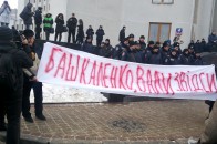 Під стінами Волинської ОДА люди освистали нового губернатора ФОТОРЕПОРТАЖ