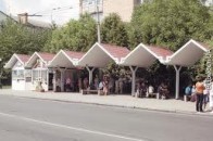 Біля луцьких зупинок побільшає смітників