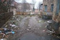 Причина забруднених вулиць та дворів у Луцьку - бомжі та вітер