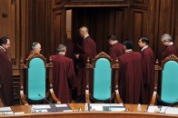 Судді масово йдуть у відставку