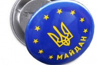 Через значок «Майдан» жінку обізвали повією і змушували стати на коліна