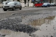Як луцькі комунальники латають дороги