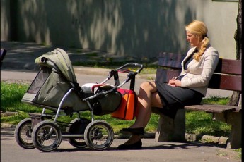 На Волині жінка обікрала дитячий візочок
