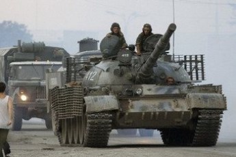 На Київ колонами їдуть танки