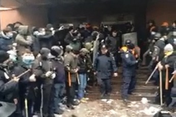 Правоохоронці вийшли з приміщення УМВС, штурмовиків закликали до порядку