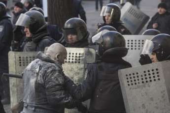 Правоохоронці з гвинтівок стріляють в протестувальників