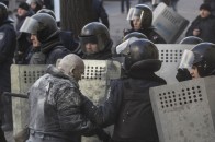 Правоохоронці з гвинтівок стріляють в протестувальників