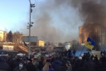 «Беркутівці» спалюють загиблих «екстремістів»