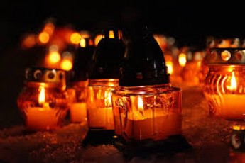 На місце, де загинув волинянин, кияни масово несуть квіти