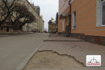 Хто відновить бруківку біля волинської міліції?