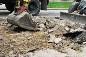 Лучани просять відремонтувати дворові території в районі ДПЗ