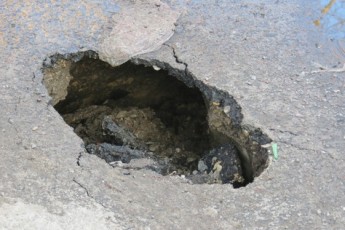 У Луцьку на одній із вулиць утворюється провалля