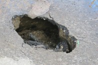 У Луцьку на одній із вулиць утворюється провалля
