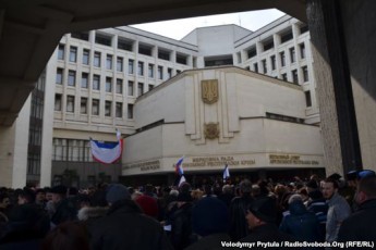Протестувальники в Криму захопили перший поверх Верховної Ради