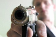 У Луцьку грабіжник приставив до скроні пістолета продавцю, але жінка не розгубилася