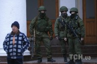 Центр Сімферополя кишить військовими, а під Радою – озброєні конвої