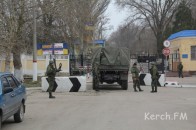 Російські військові оточили військову частину в Керчі ФОТО
