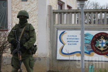 У Новоозерному, Перевальному і Феодосії військові РФ блокують військові частини