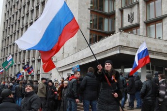 В Донецьку мітингувальники побили екс-губернатора Шишацького
