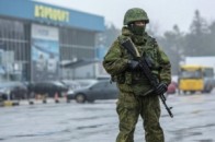 Росіяни погрожують стріляниною персоналу аеропорту в Криму