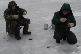 На Волині врятували двох рибалок, які провалились під лід