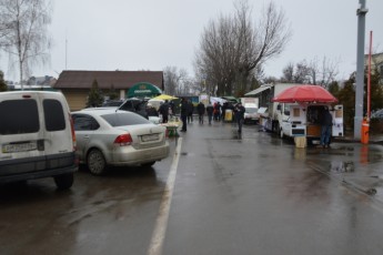 Поблизу «Межигір'я» місцеві влаштували стихійний ринок