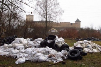 Революційне сміття Луцька викинули поблизу замку Любарта. ФОТО