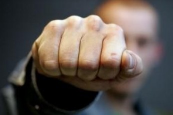 У Луцьку п’яний хуліган безпідставно побив перехожих