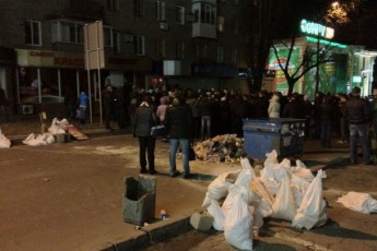 Проросійські активісти побилися з міліціонерами біля УСБУ