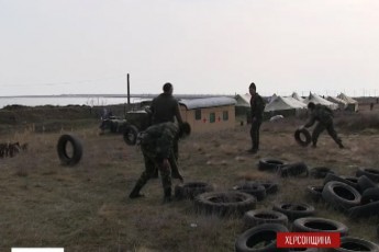 Російські загарбники замінували «кордон» з Кримом