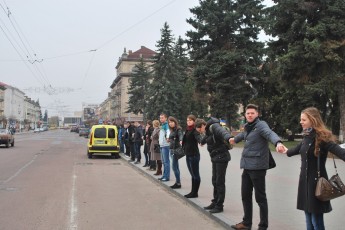 Луцькі студенти стали в живий ланцюг у підтримку Криму