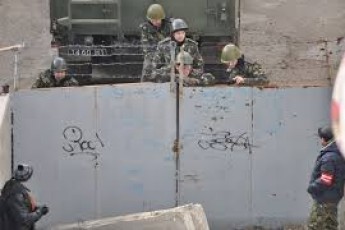 Вночі росіяни погрожують «зачистити» військово-морську базу в Донузлаві