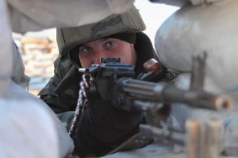 Серед нападників, які штурмують штаб ВМС України, - жінки