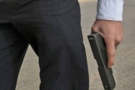 У Луцьку серед вулиці хуліган з револьвером пограбував чоловіка