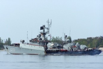 Російські окупанти обкидають український корвет вибухівкою